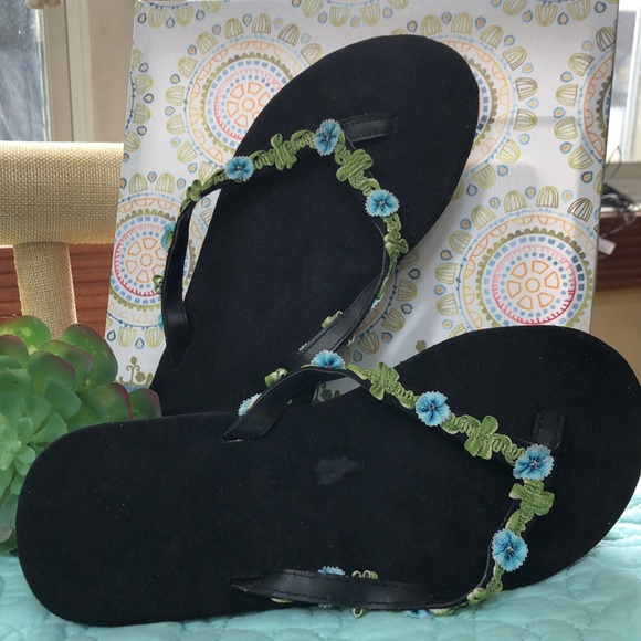 ❤️🍀🍀SUEDE FLOWER FLIP FLOPS❤️🍀🍀 - Picture 1 of 10